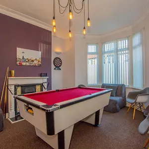 Holiday home By Lushlets - Centre Hot Tub Pool Table - Great For Hens Stags & Rugby Groups!, Cardiff