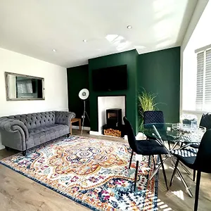 Holiday home Sophisticated With Beautiful & Large Garden, Cardiff