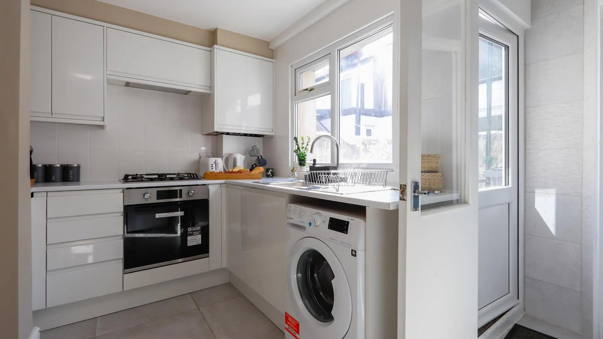 Sanjo Suite By Koya Homes-2-Bed Home-Free Parking Cardiff United Kingdom